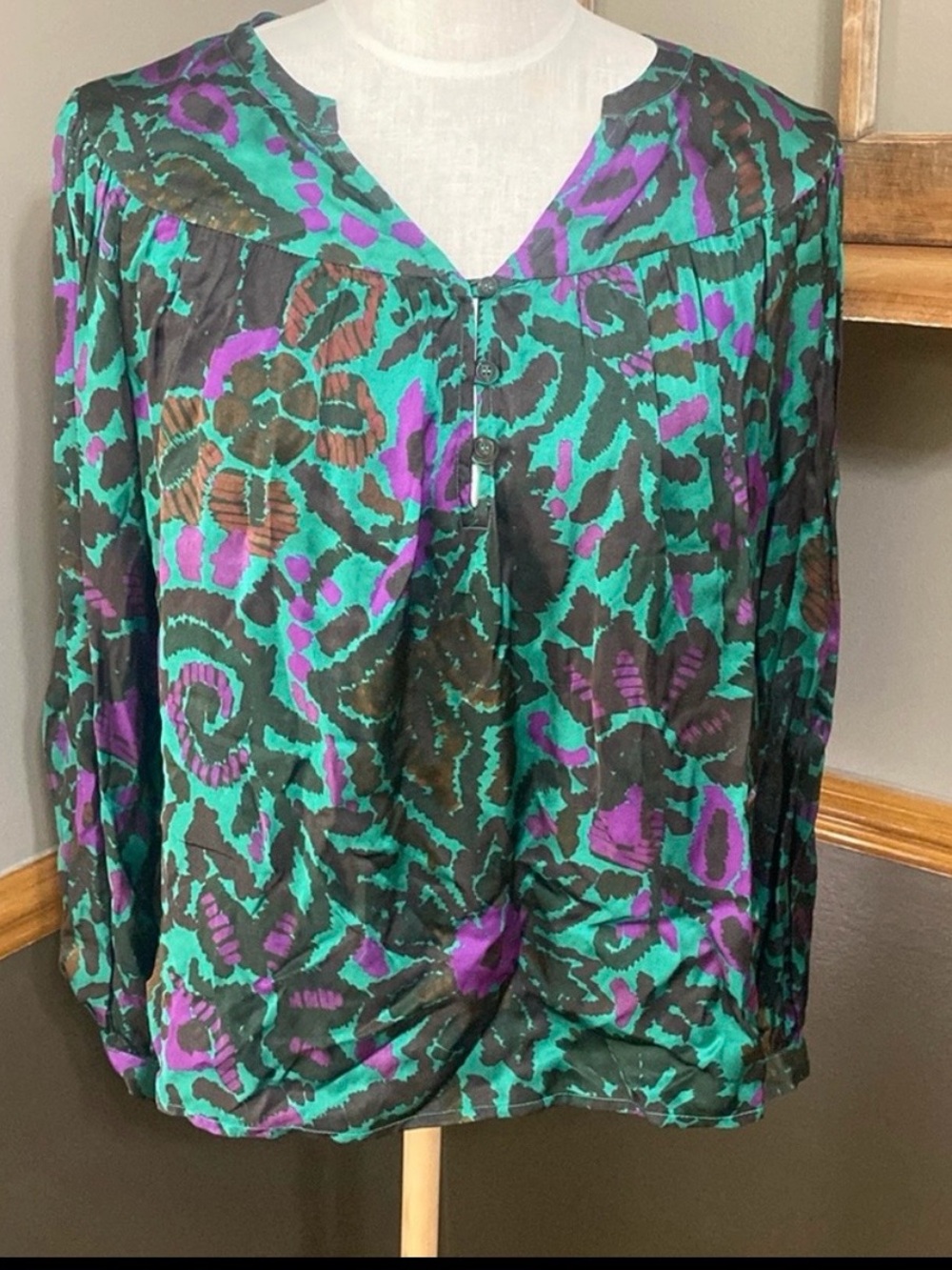 Velvet by Graham & Spencer green, purple, and brown poplin silky top size Small